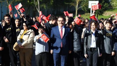 Sakarya’da okullarda gerçekleştirilen bayrak ve öğretmen temalı etkinliklerle öğrenciler, milli