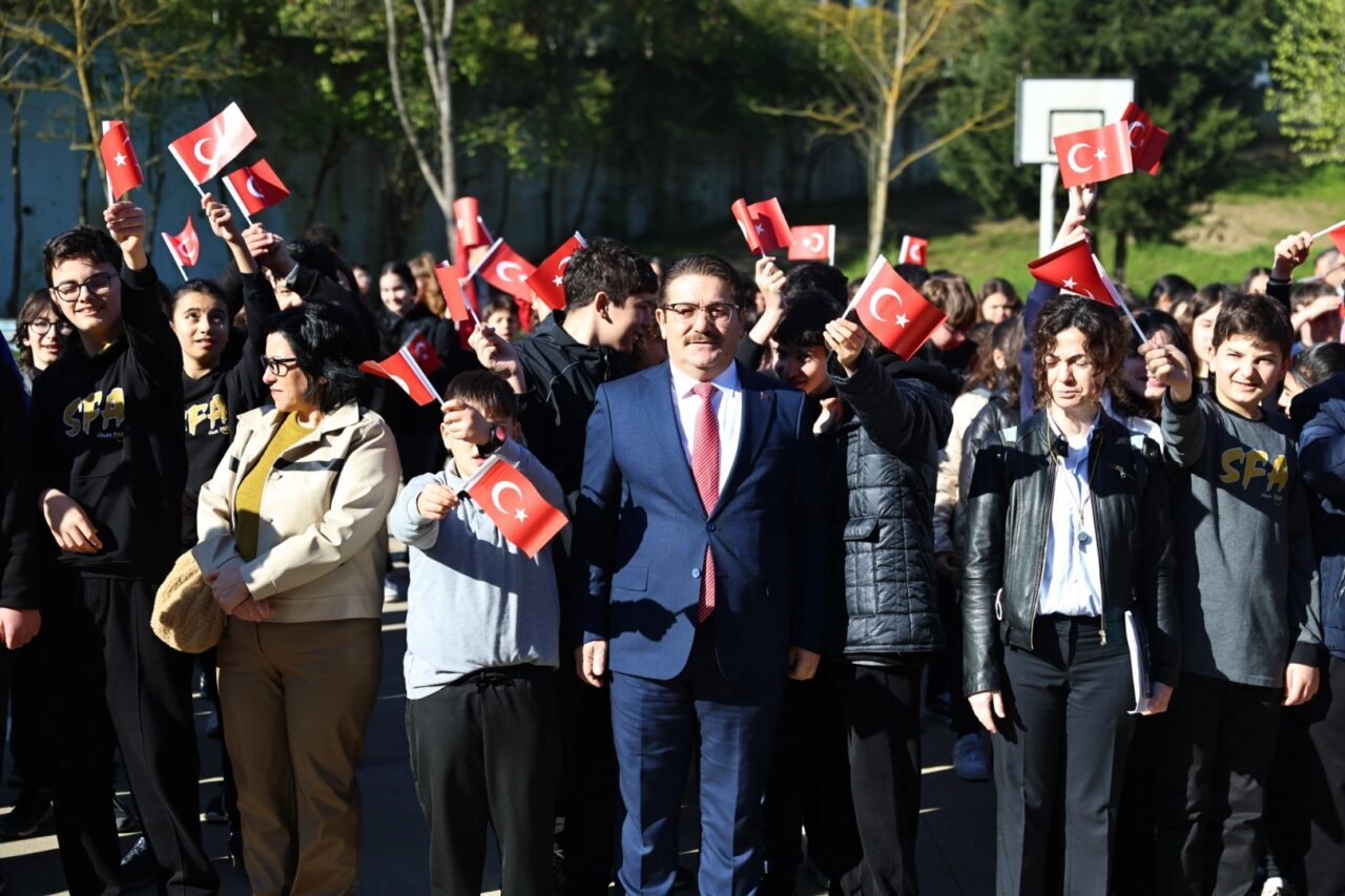 Sakarya’da okullarda gerçekleştirilen bayrak ve öğretmen temalı etkinliklerle öğrenciler, milli