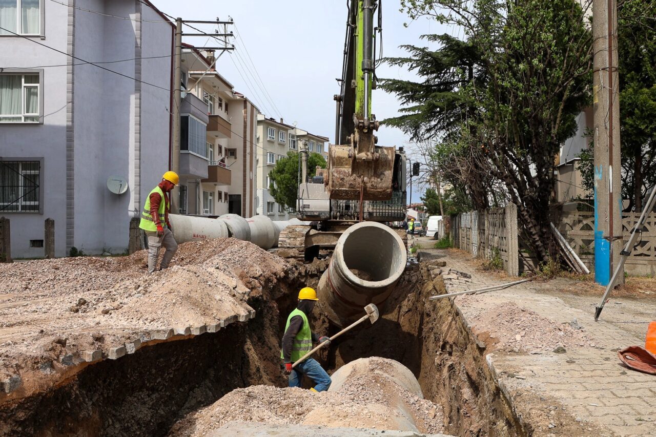SASKİ, Erenler Dilmen Mahallesi’nin yeni ulaşım güzergâhında altyapı çalışmalarını sürdürüyor.