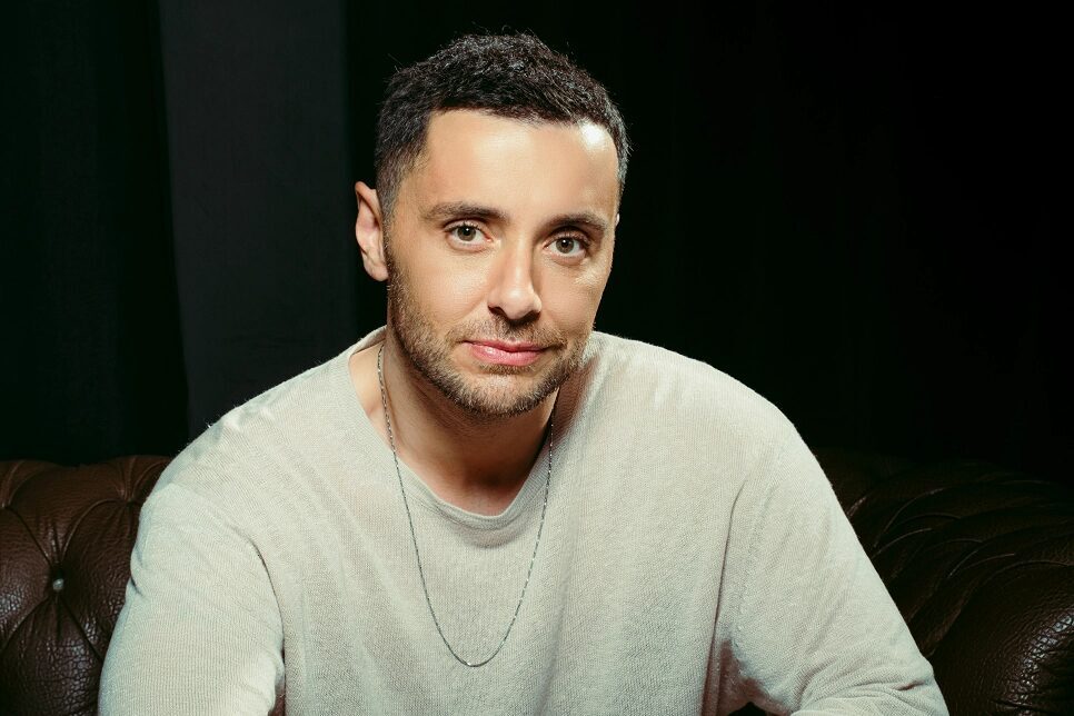 Son dönemde arka arkaya yayımladığı şarkılarla dikkat çeken Özay Bakır,