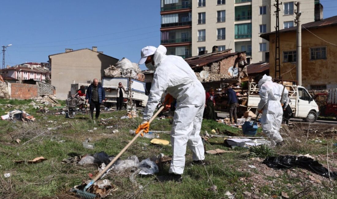 Sivas Belediyesi ekipleri, Alibaba Mahallesi’nde tespit edilen izinsiz atık birikim