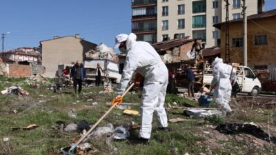 Sivas Belediyesi ekipleri, Alibaba Mahallesi’nde tespit edilen izinsiz atık birikim