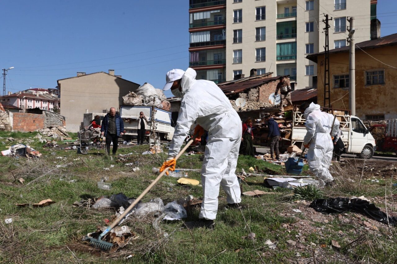 Sivas Belediyesi ekipleri, Alibaba Mahallesi’nde tespit edilen izinsiz atık birikim