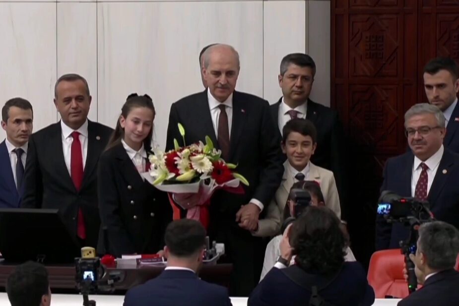 TBMM Genel Kurulu’nda düzenlenen “Çocuk Özel Oturumu”nda yönetim çocuklara devredildi.