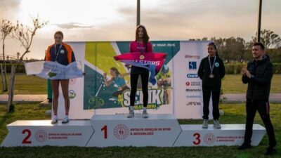 Bursa Osmangazi Belediyespor Triatlon Takımı sporcuları, Antalya’nın Serik ilçesinde düzenlenen