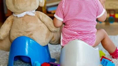 Çocukların tuvalet eğitimine hazır oluş zamanlarının farklılık gösterebileceğini belirten uzmanlar,