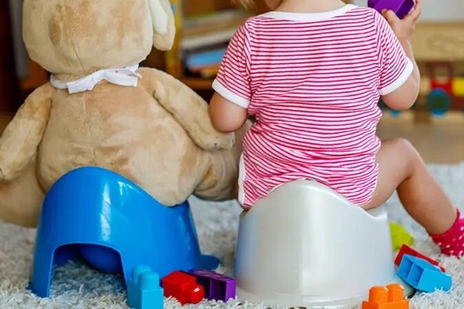 Çocukların tuvalet eğitimine hazır oluş zamanlarının farklılık gösterebileceğini belirten uzmanlar,