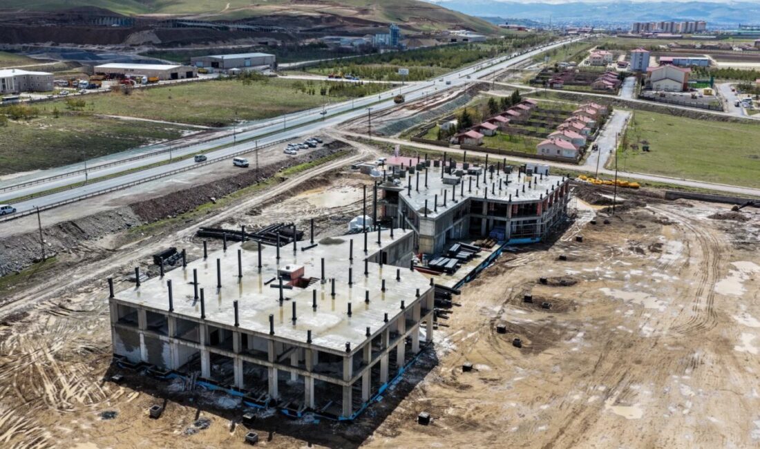 Van Büyükşehir Belediyesi'nin Van-Erciş Karayolu üzerinde yapımını sürdürdüğü, 11 bin