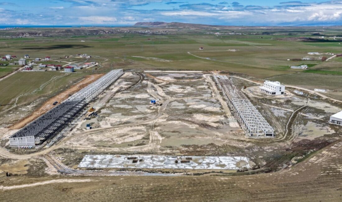 Van Büyükşehir Belediyesi'nin, Van-Erciş karayolu üzeri çevre yolu bağlantı noktasında