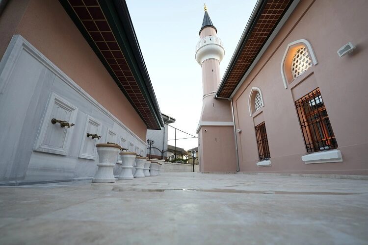 4 asırlık cami ibadete açıldı İstanbul Boğazı'nın en zarif yapılarından biri olan Kandilli Camii, restorasyon