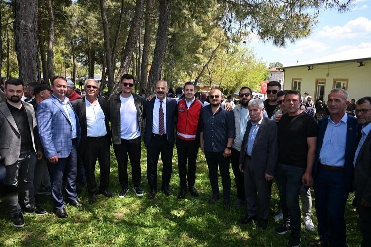 İvrindi ilçesi Yağlılar Mahallesi’nde düzenlenen köy hayrına katılan Balıkesir Büyükşehir