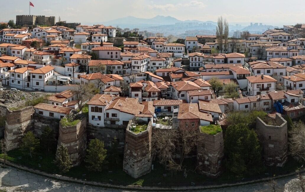 Ankara Büyükşehir Belediyesi, Ankara Kalesi’nde ziyaretçi konforunu ve güvenliğini artırmaya