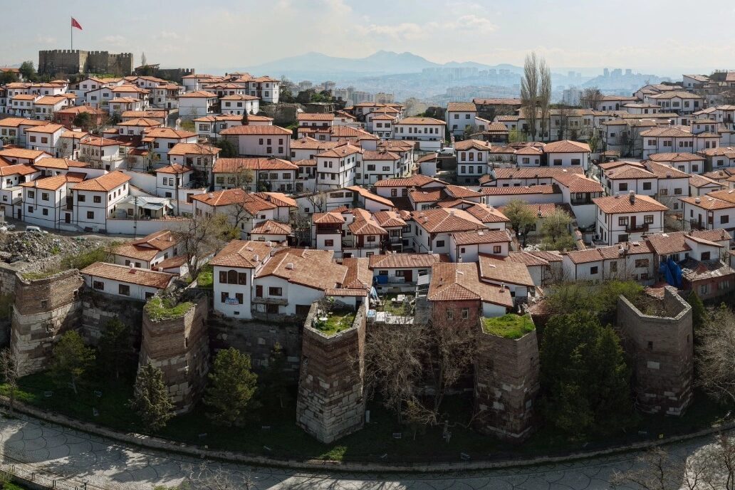 Ankara Büyükşehir Belediyesi, Ankara Kalesi’nde ziyaretçi konforunu ve güvenliğini artırmaya