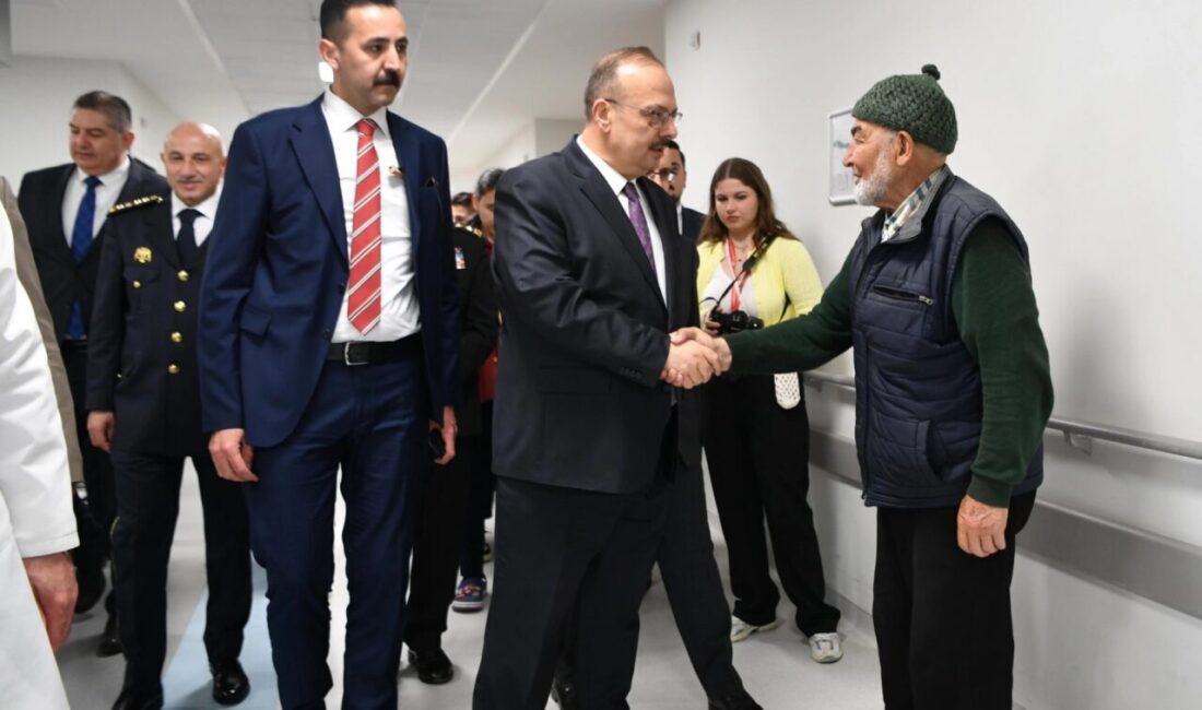 Ankara’da Vali Canbolat’tan bayramda hastane ziyareti Ankara Valisi Yakup Canbolat, Kurban Bayramı’nın ilk gününde Etlik Şehir