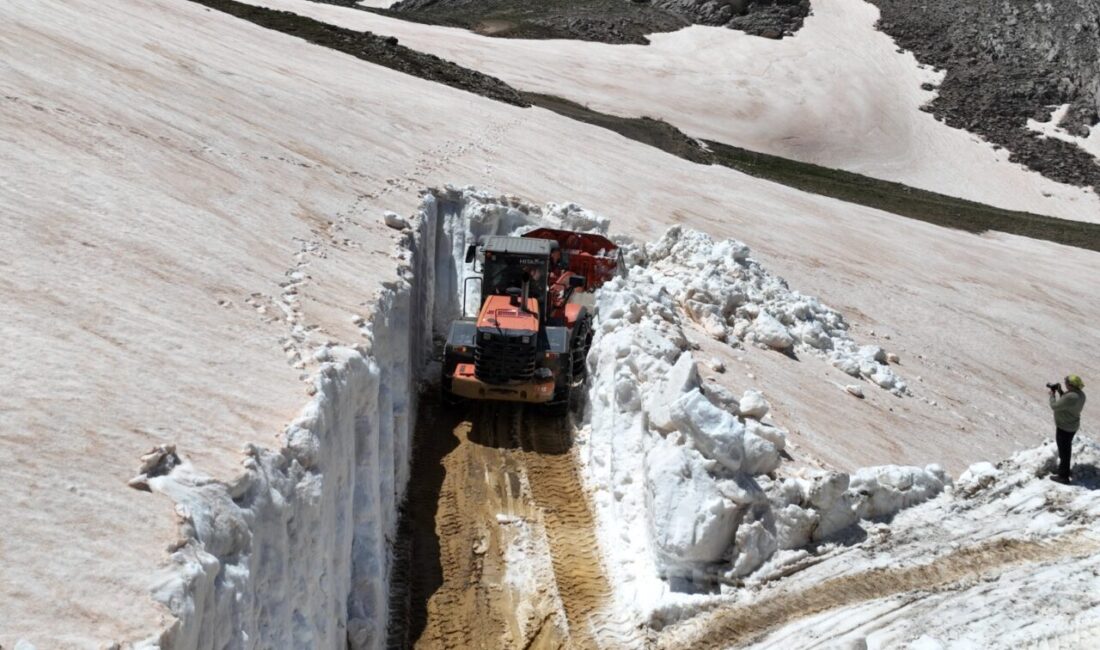 Antalya hem yaza hazırlanıyor hem de karla mücadele ediyor Antalya Büyükşehir Belediyesi ekipleri, Konyaaltı Sahili’nde yaz sezonu öncesi bakım