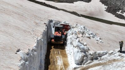 Antalya Büyükşehir Belediyesi ekipleri, Konyaaltı Sahili’nde yaz sezonu öncesi bakım