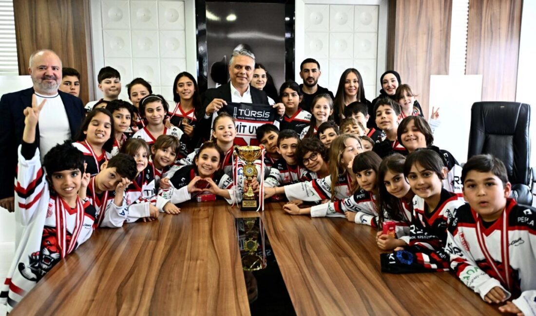 Antalya Muratpaşa Belediye Başkanı Ümit Uysal, belediye bünyesinde faaliyet gösteren