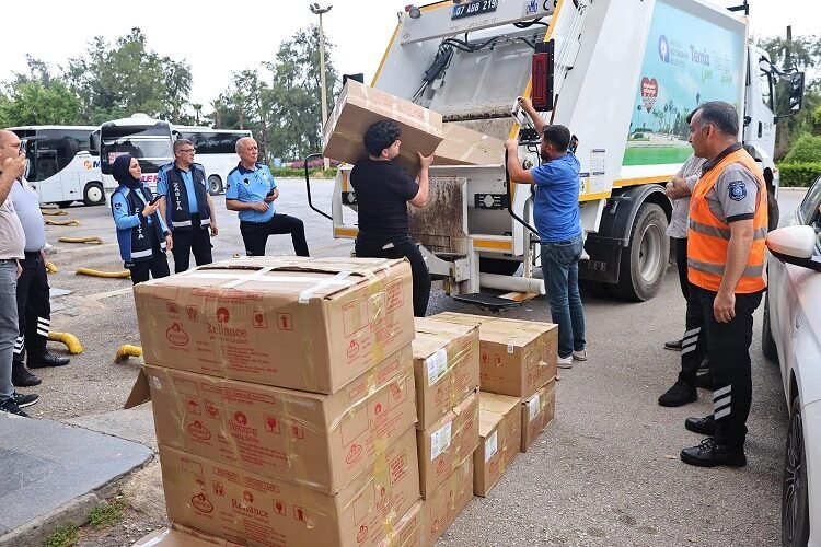 Antalya Otogarı’nda sağlıksız gıdaya geçit yok Antalya Büyükşehir Belediyesi zabıta ekipleri ile otogar güvenlik görevlilerinin dikkati,