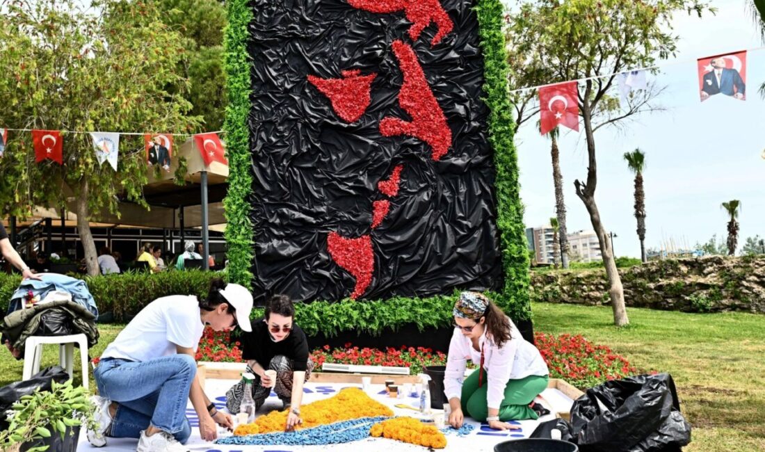 Muratpaşa Belediyesi'nin Ziya Gökalp Parkı'nda düzenlediği 2. Çiçek Desenleri Günleri