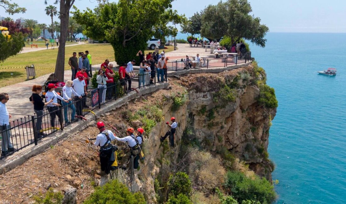 Antalya Muratpaşa'da doğa harikası falez bandında yamaç temizliği yapıldı. Denizden
