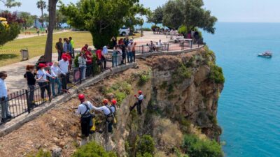 Antalya Muratpaşa'da doğa harikası falez bandında yamaç temizliği yapıldı. Denizden