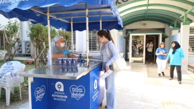 Antalya Büyükşehir Belediyesi, final sınavları başlayan Akdeniz Üniversitesi öğrencilerine sıcak