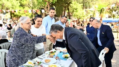Antalya Muratpaşa Belediye Başkanı Ümit Uysal, Anneler Günü dolayısıyla düzenlenen