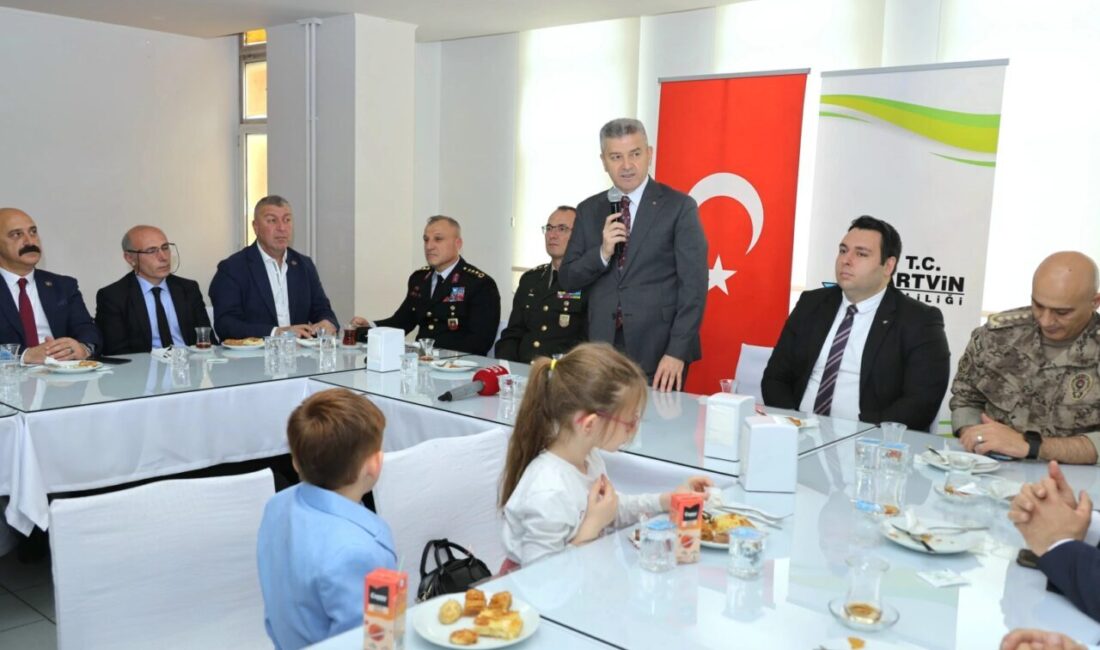 Artvin protokolü bayramlaştı Artvin’de Kurban Bayramı dolayısıyla düzenlenen geleneksel bayramlaşma töreni, yoğun katılım