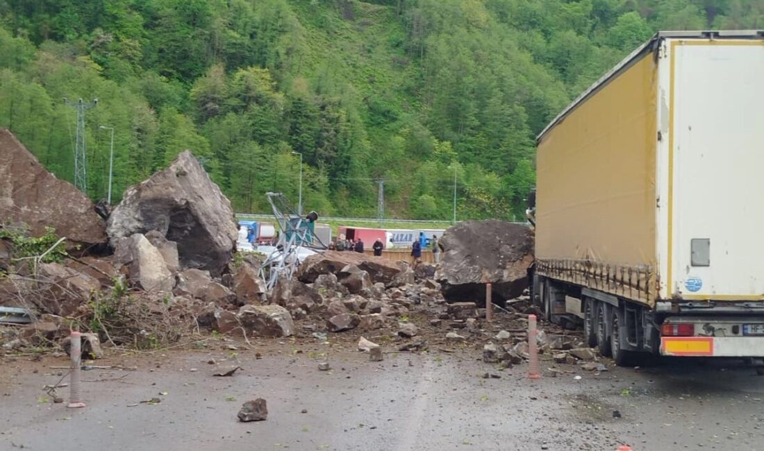 Artvin'de Arhavi-Hopa-Sarp yolunun 33. kilometresinde meydana gelen heyelan nedeniyle yol