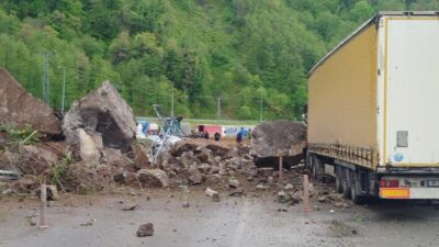 Artvin'de Arhavi-Hopa-Sarp yolunun 33. kilometresinde meydana gelen heyelan nedeniyle yol