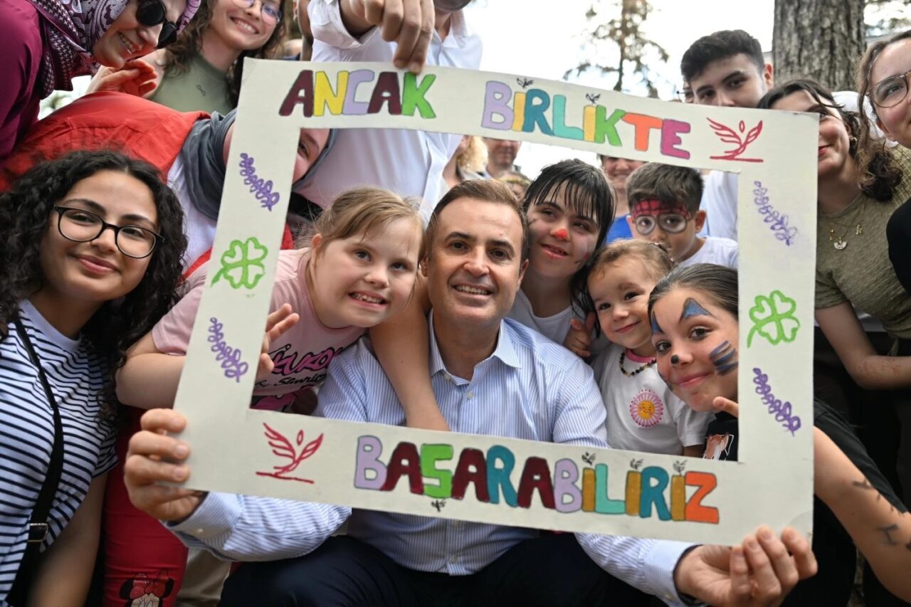 Balıkesir Büyükşehir Belediye Başkanı Ahmet Akın, Engelliler Haftası kapsamında düzenlenen