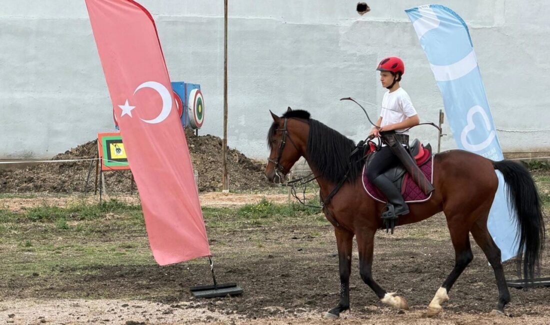 Balıkesir’de üniversiteliler binicilik ve atlı okçulukla tanıştı Balıkesir Büyükşehir Belediye Başkanı Ahmet Akın’ın gençlere yönelik spor yatırımları