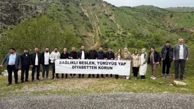 Batman'ın Kozluk ilçesinde düzenlenen etkinlikte sağlık çalışanları doğa yürüyüşünde buluştu,