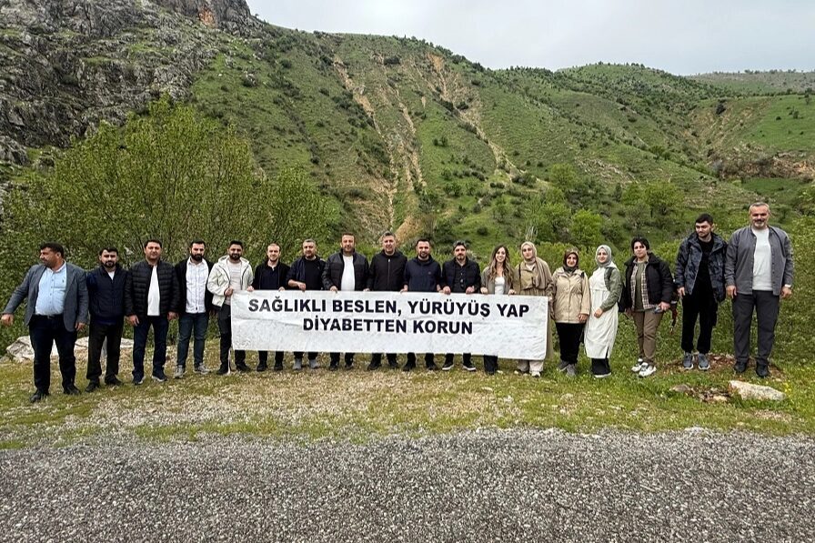Batman'ın Kozluk ilçesinde düzenlenen etkinlikte sağlık çalışanları doğa yürüyüşünde buluştu,