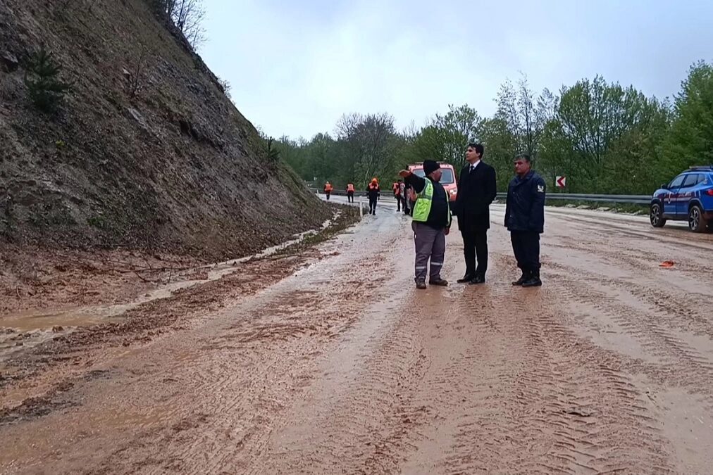 Bilecik’in Pazaryeri ilçesinde etkisini artıran sağanak yağış, hayatı olumsuz etkilemeye