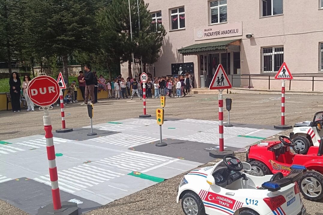 Bilecik’in Pazaryeri ilçesinde geleceğin bilinçli sürücüleri ve duyarlı yayalarını yetiştirmek