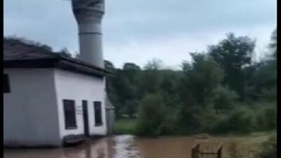 Bilecik’in Pazaryeri ilçesinde etkili olan sağanak yağış hayatı felç etti.