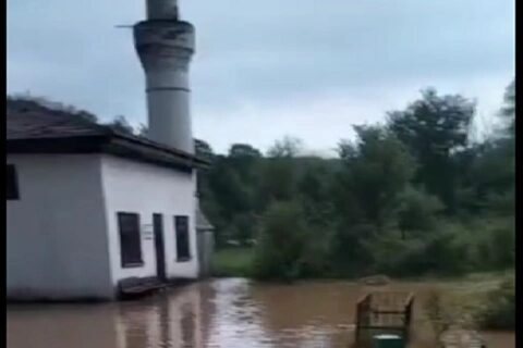 Bilecik Pazaryeri’ni sağanak yağış felç etti Bilecik’in Pazaryeri ilçesinde etkili olan sağanak yağış hayatı felç etti.
