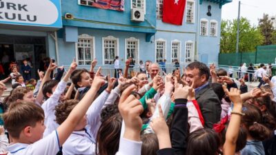 Bilecik’te Vali Sözer’den çocuklara anlamlı ziyaret Bilecik Valisi Faik Oktay Sözer, gerçekleştirdiği çarşı ziyareti kapsamında Atatürk