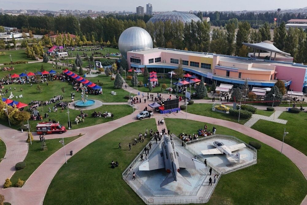 Eskişehir Büyükşehir Belediyesi öncülüğünde hazırlanan Bilimfest Eskişehir, TÜBİTAK’tan aldığı onayla