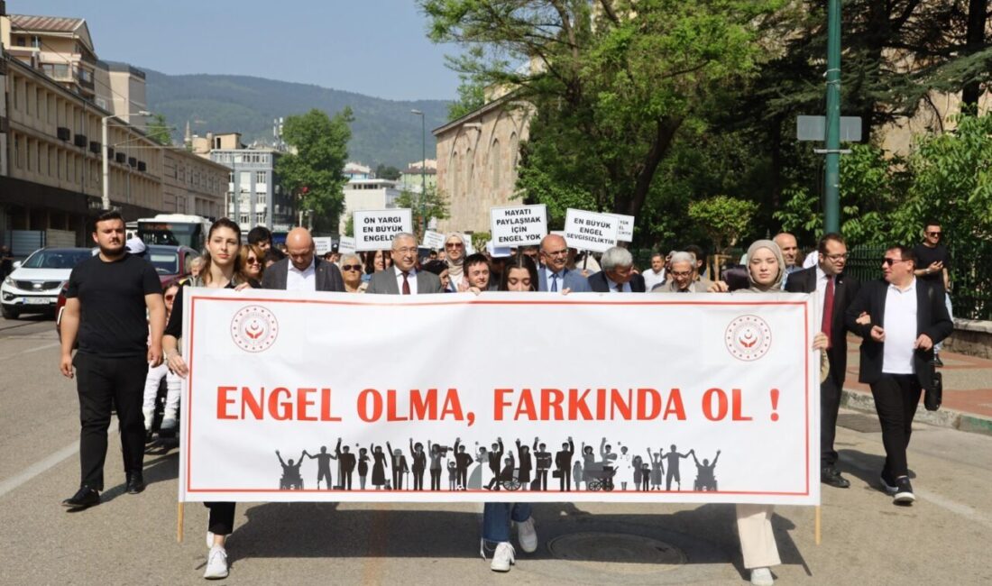 Bursa engelsiz geleceğe yürüdü Bursa Valiliği ve Bursa Büyükşehir Belediyesi tarafından düzenlenen farkındalık yürüyüşünde,