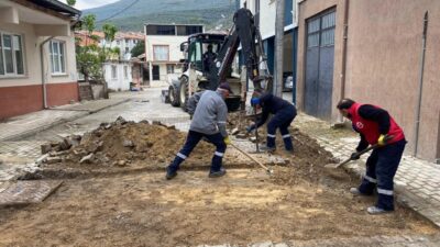 Bursa'da Gemlik Belediyesi Acil Müdahale Ekibi, mahallelerde tespit edilen sorunlara