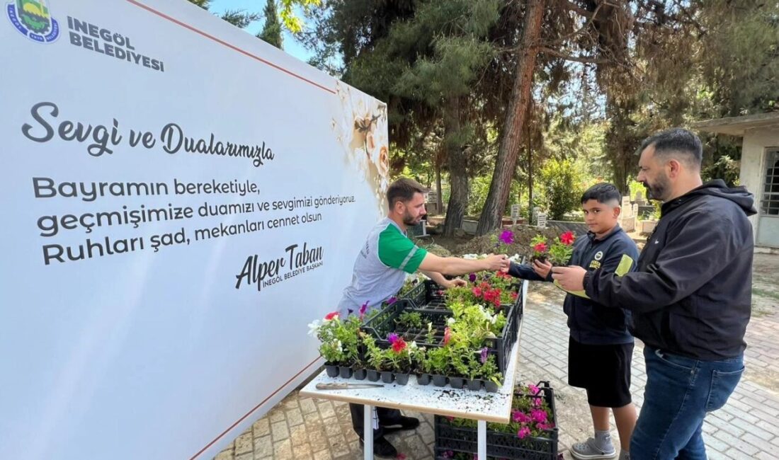 Bursa'da İnegöl Belediyesi, Kurban Bayramı arifesinde mezarlık ziyaretine gelen vatandaşlara