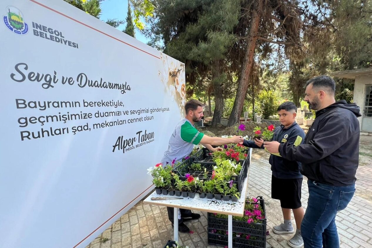 Bursa'da İnegöl Belediyesi, Kurban Bayramı arifesinde mezarlık ziyaretine gelen vatandaşlara