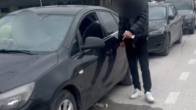 Bursa'da İnegöl Belediyesi Çevre Zabıta Ekipleri, devriye esnasında yere çöp