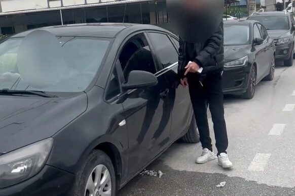 Bursa'da İnegöl Belediyesi Çevre Zabıta Ekipleri, devriye esnasında yere çöp