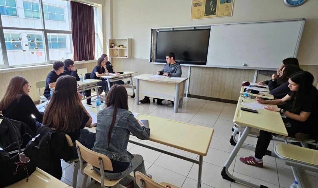 Bursa'da Mudanya İlçe Milli Eğitim Müdürlüğü tarafından düzenlenen “Parlamenter Münazara
