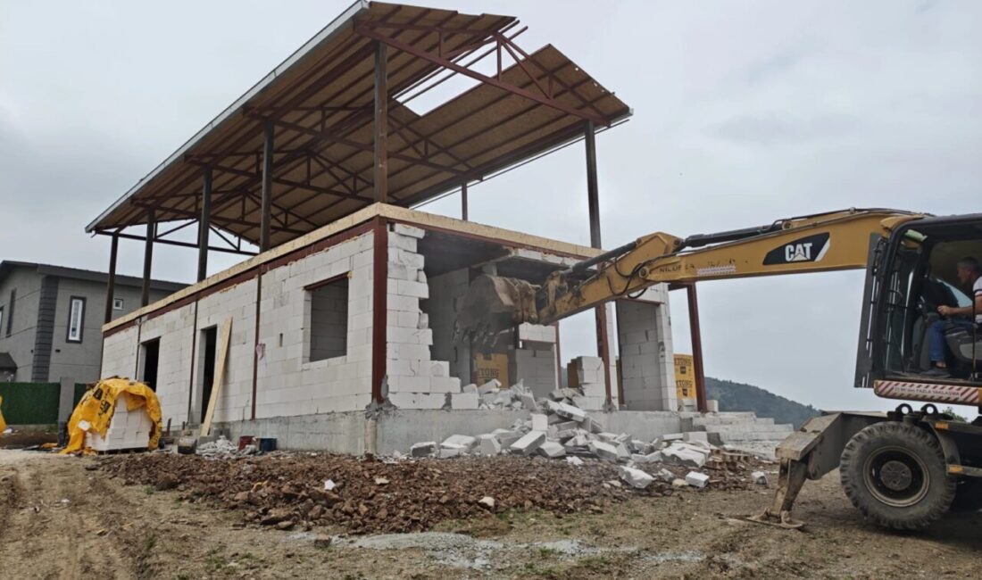 Bursa'da Nilüfer Belediyesi yıkım ekipleri, tarım alanları üzerine ruhsatsız inşa