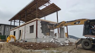 Bursa'da Nilüfer Belediyesi yıkım ekipleri, tarım alanları üzerine ruhsatsız inşa