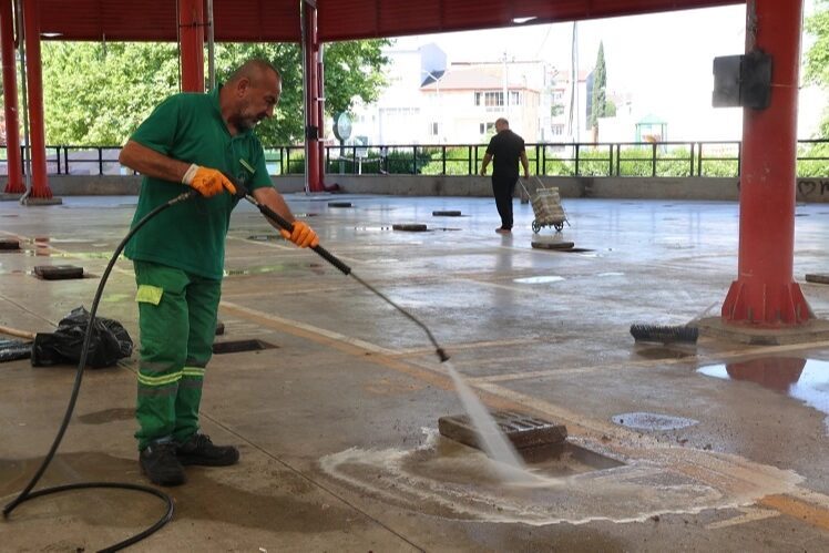 Bursa Osmangazi’de kurban kesim alanları pırıl pırıl oldu Bursa Osmangazi Belediyesi, Kurban Bayramı boyunca vatandaşların ibadetlerini sağlıklı, hijyenik